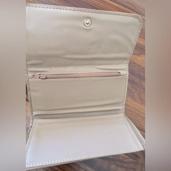 Vintage ‘90s Beige Rectangular Multi-Compartment Wallet - Picture 3 of 6